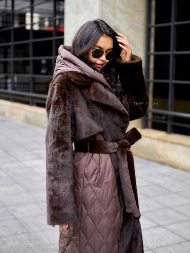 Шоколадный комбинированный пуховик с капюшоном и поясом