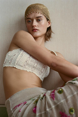 ZARA ШЛЯПКА С БЛЕСТЯЩЕЙ НИТЬЮ И БУСИНАМИ, ЗОЛОТИСТЫЙ