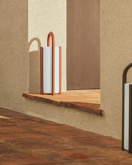 Большая портативная настольная лампа Leros из полиэтилена и стали терракотового цвета