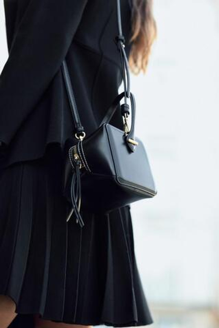 ZARA НЕБОЛЬШАЯ КВАДРАТНАЯ СУМКА С ДЕКОРАТИВНОЙ СТРОЧКОЙ, ЧЕРНЫЙ