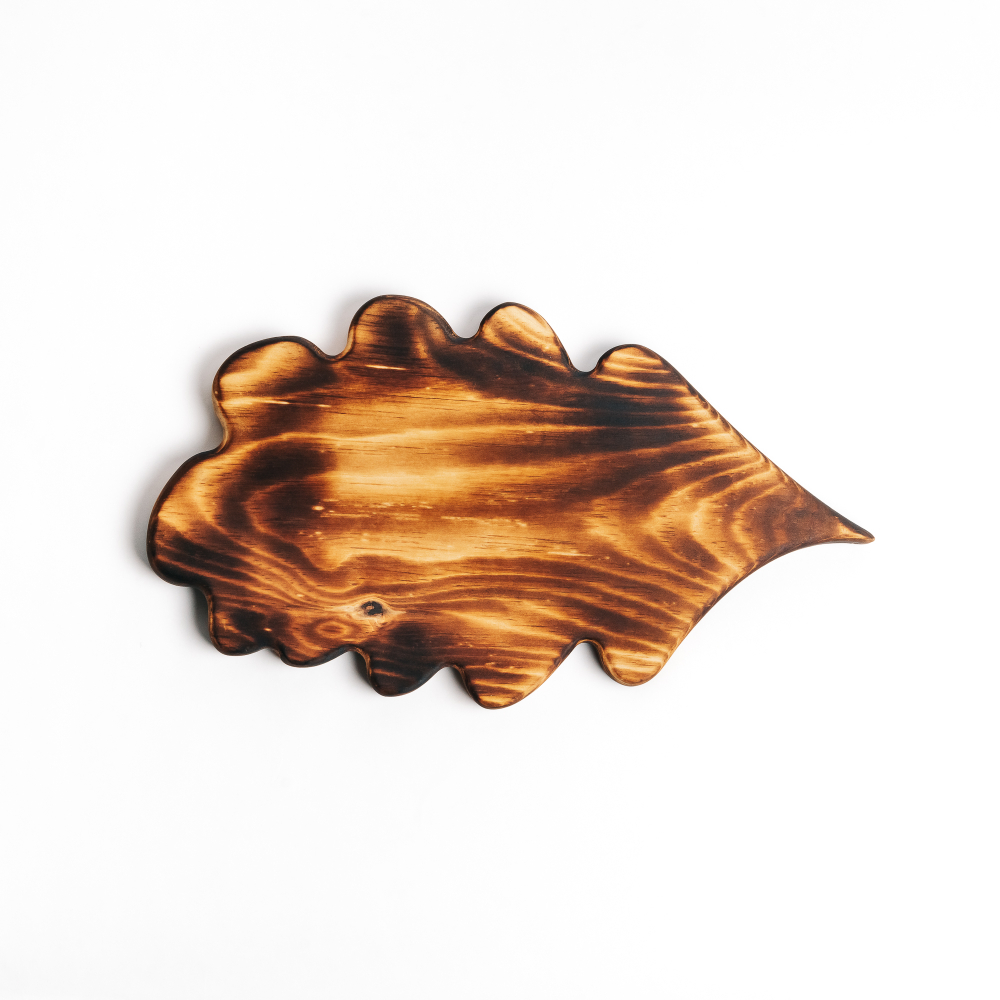 Деревянная менажница "дубовый лист" из кедра для подачи блюд и закусок. MG79