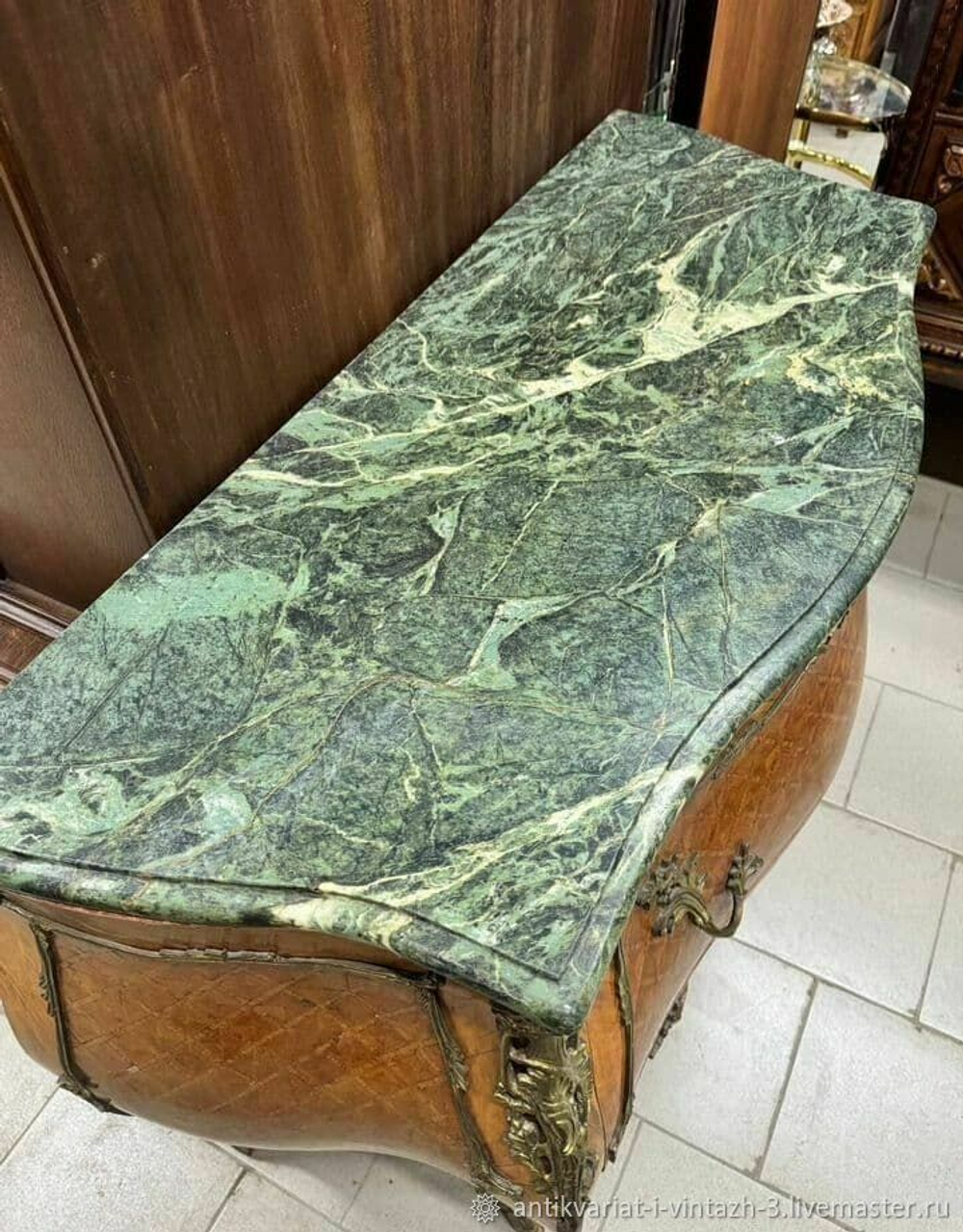 Старинный комод в стиле Людовика