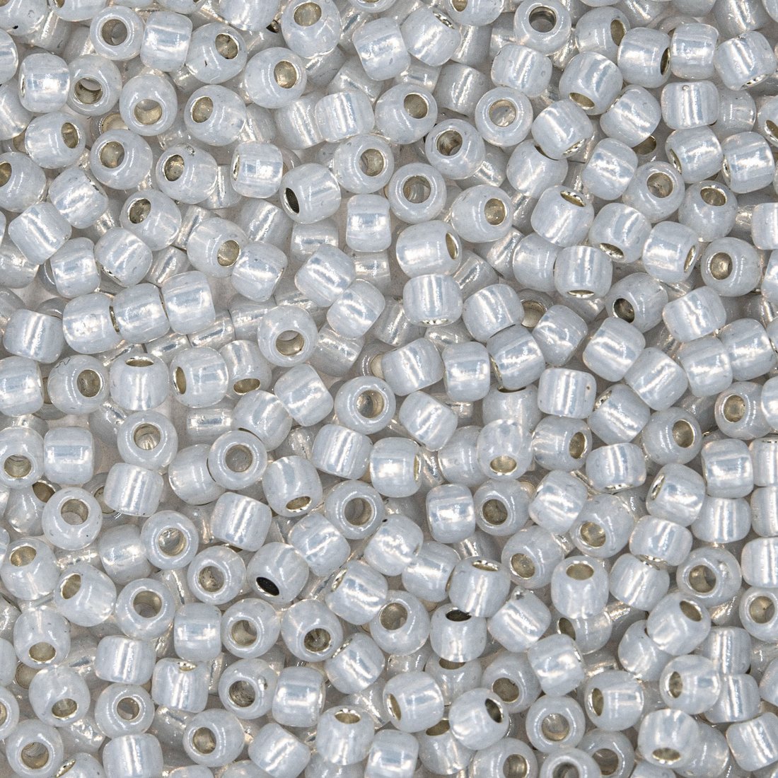 Японский бисер TOHO Round 11/0 (№2101), с внутренним серебрением, непрозрачный глянцевый