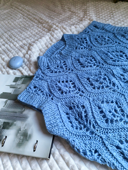 Безрукавка ажурная ручной работы "Тюльпаны"