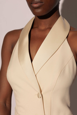 Платье макси с открытыми плечами и атласным воротником