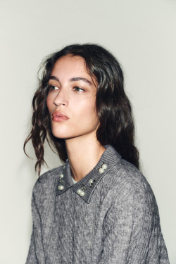 ZARA СВИТЕР С УЗОРОМ «КОСЫ» И СТРАЗАМИ НА ВОРОТНИКЕ, СЕРЫЙ МЕЛАНЖ