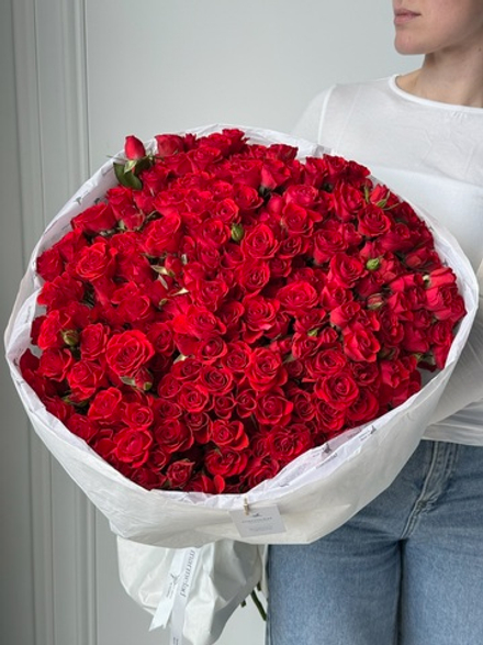 Гранд букет из кустовых красных роз