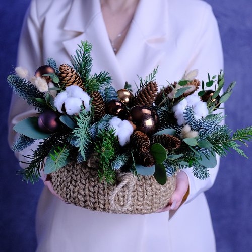 Купить Композиция зимняя #678 с еловыми ветками в вязаном кашпо