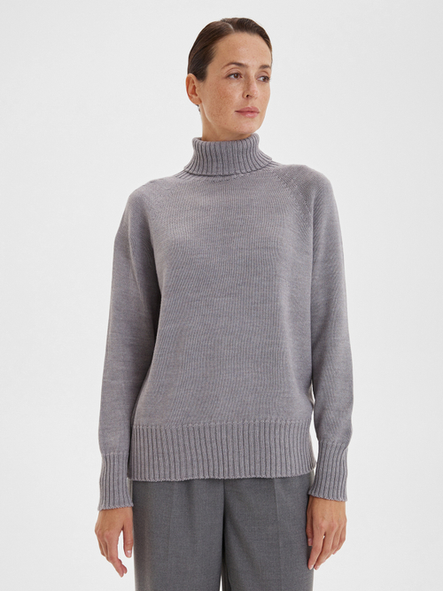 Свитер с высокой горловиной в рубчик