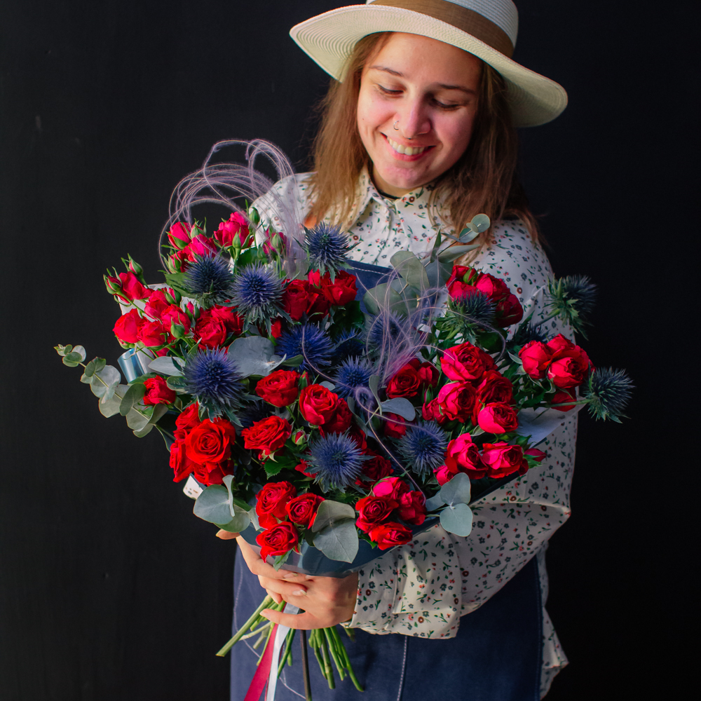 48. Завораживающий дуо-букет с розой и эрингиумом