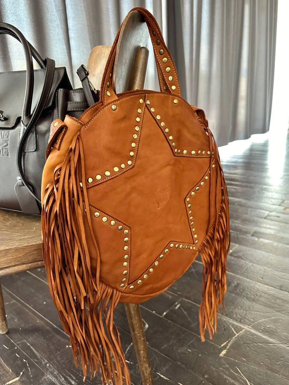 Женская сумка из натуральной вареной кожи с бахромой и заклепками цвет whisky