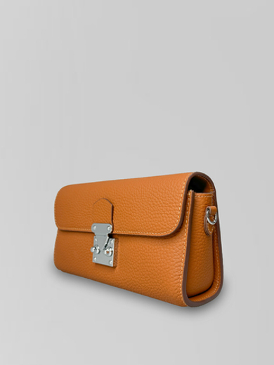 Сумочка 625 прямоугольной формы с металлической застежкой и ремешком в комплекте