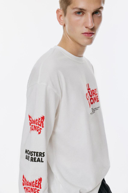 PULL&BEAR Футболка с длинными рукавами "Stranger Things", желтовато-белый