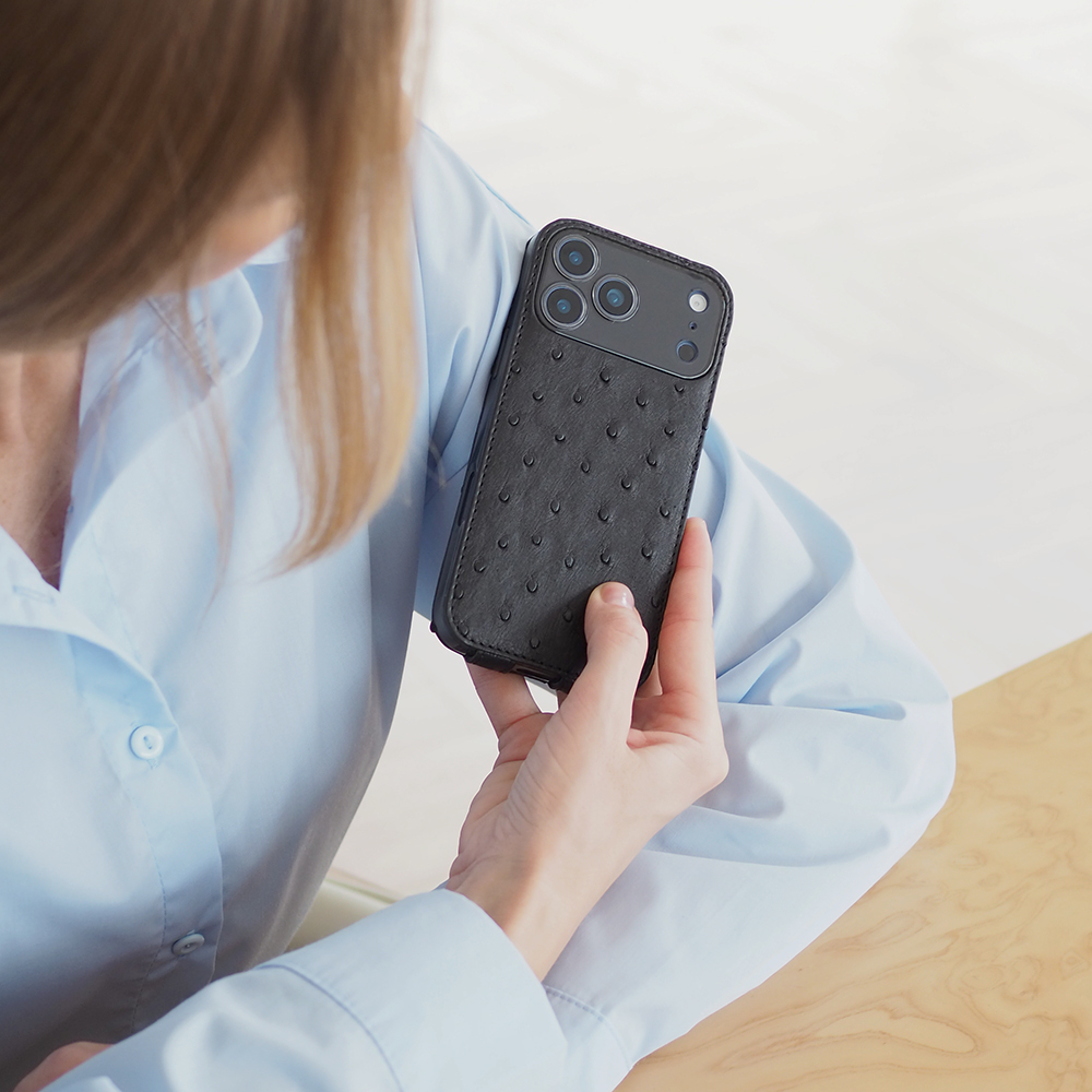 Кожаный чехол для iPhone 17 Pro, страус черного цвета