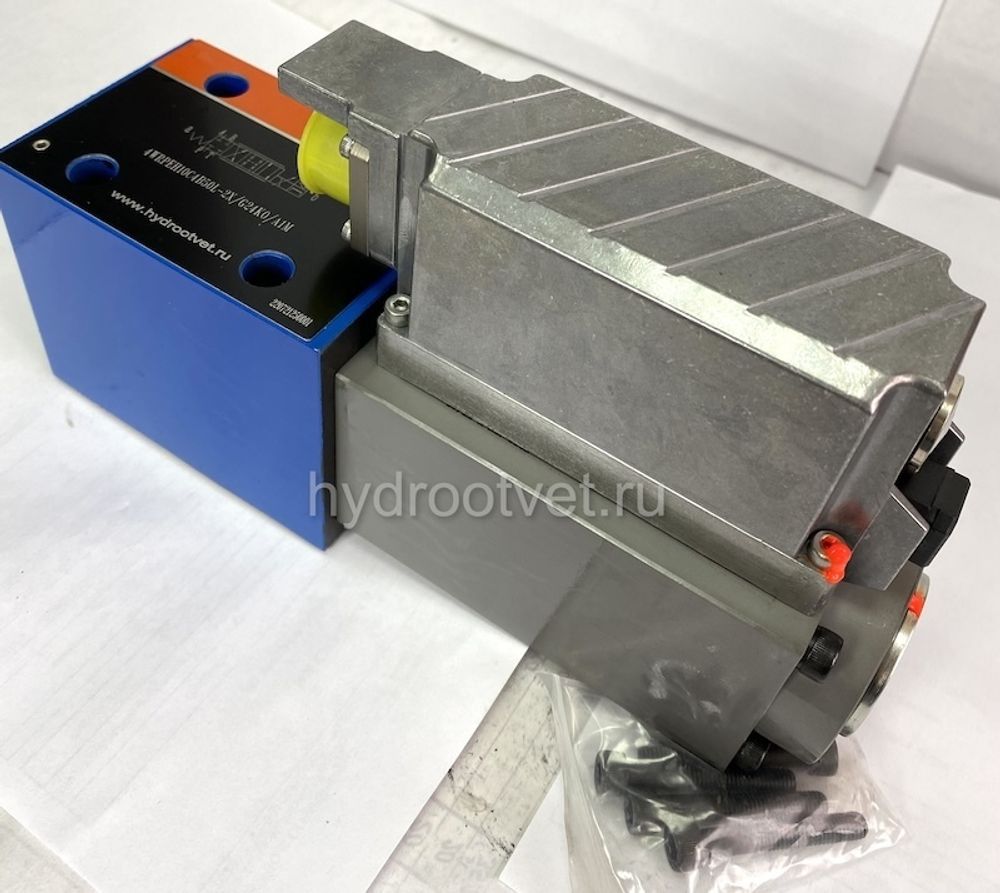 4WRPEH10C5B100L-2X/G24K0/F1M - Сервораспределитель Ду10 с обратной связью по положению золотника и встроенным усилителем (OBE), номинальный расход 100 л/мин, характеристика L - линейная, схема C5, сигнал управления F1 = 4...20 mA