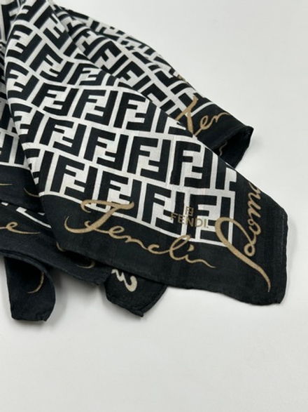Платок чёрно-белый с лого Fendi