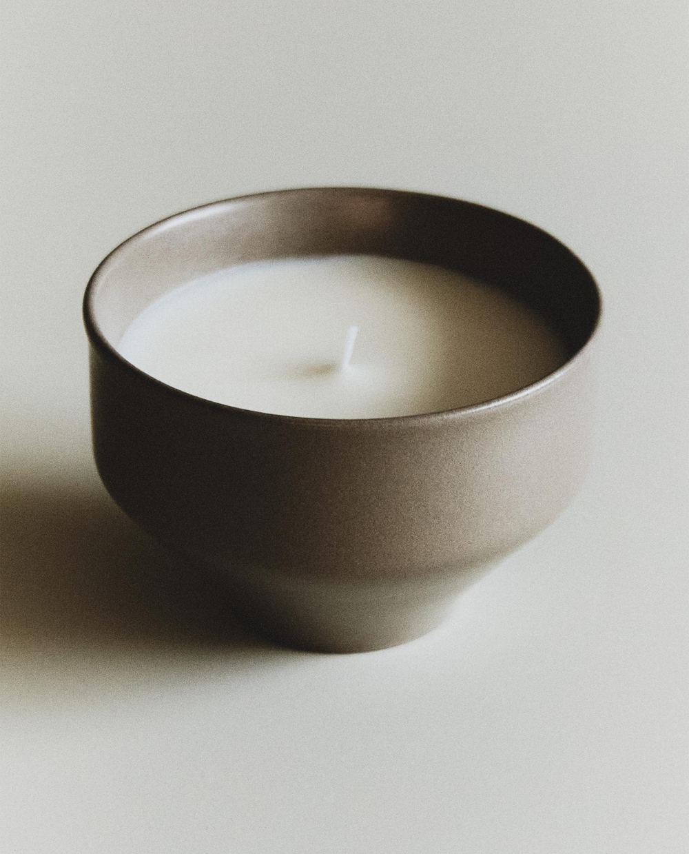 Zara Home Свеча ароматическая Orange Blossom 230 г, растительный воск, аромат цветочный, Розовый