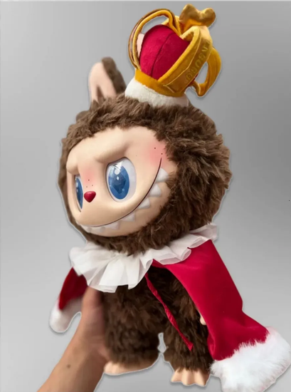 Мягкая игрушка MEGA Лабубу Королева в красной накидке 40см в подарочной упаковке