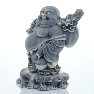 Хотэй с мешком на пеньке