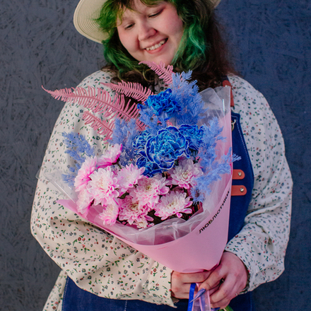112. Стильный синий букет с розовой хризантемой