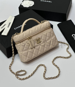 Бежевая сумка Chanel прямоугольная с золотой фурнитурой