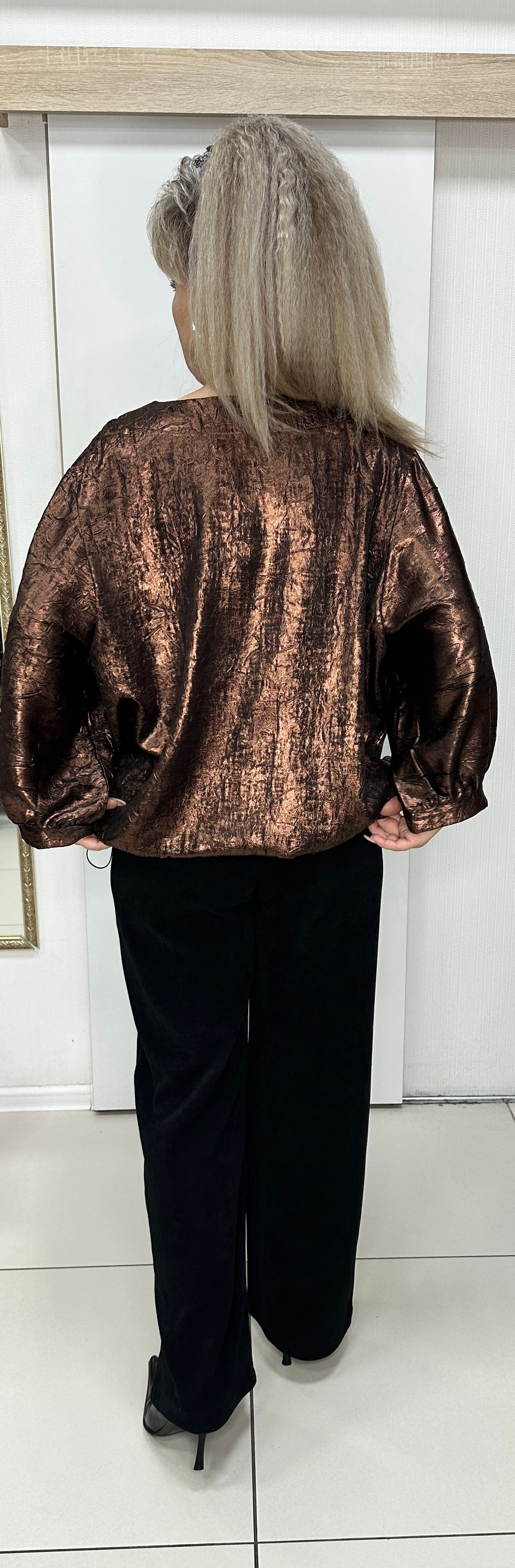 Нарядный блузон-туника с подвеской в бронзовом цвете