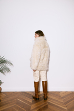 Молочная шуба с накладными карманами