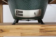 Керамический гриль Big Green Egg L Large (Большой), 46 см на столе из акации
