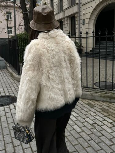 Укороченная двубортная белая шуба из овчины