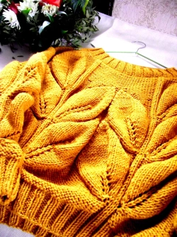 Свитер с листьями