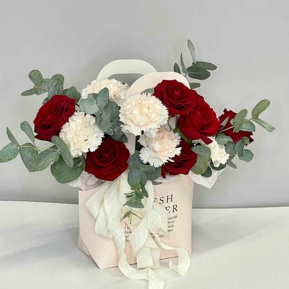 «Flower» композиция из красных роз,кремовых диантусов и эвкалипта