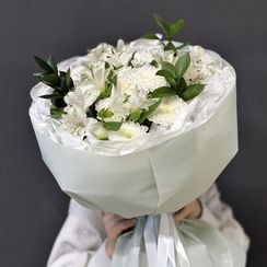 Букет из альстромерий, рускуса и хризантем