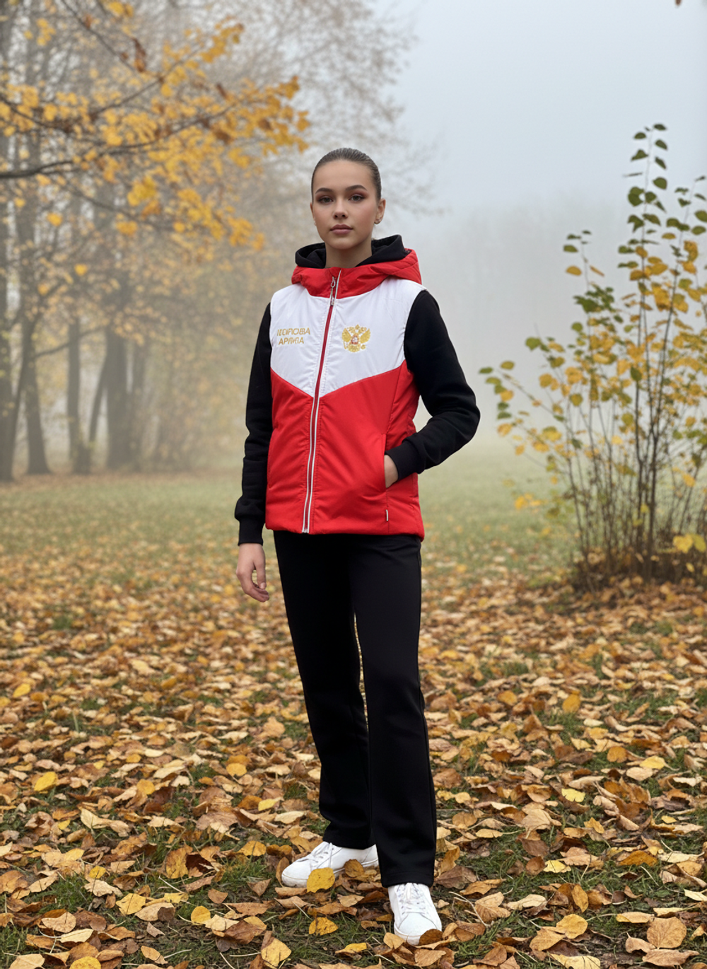 Жилет с капюшоном и вышивкой красный