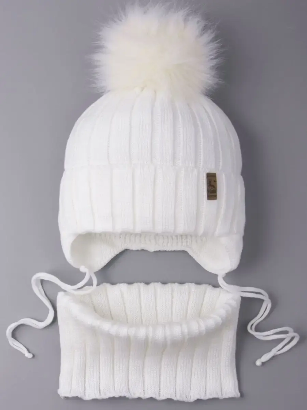 Шапка зимняя для мальчика на завязках и снуд