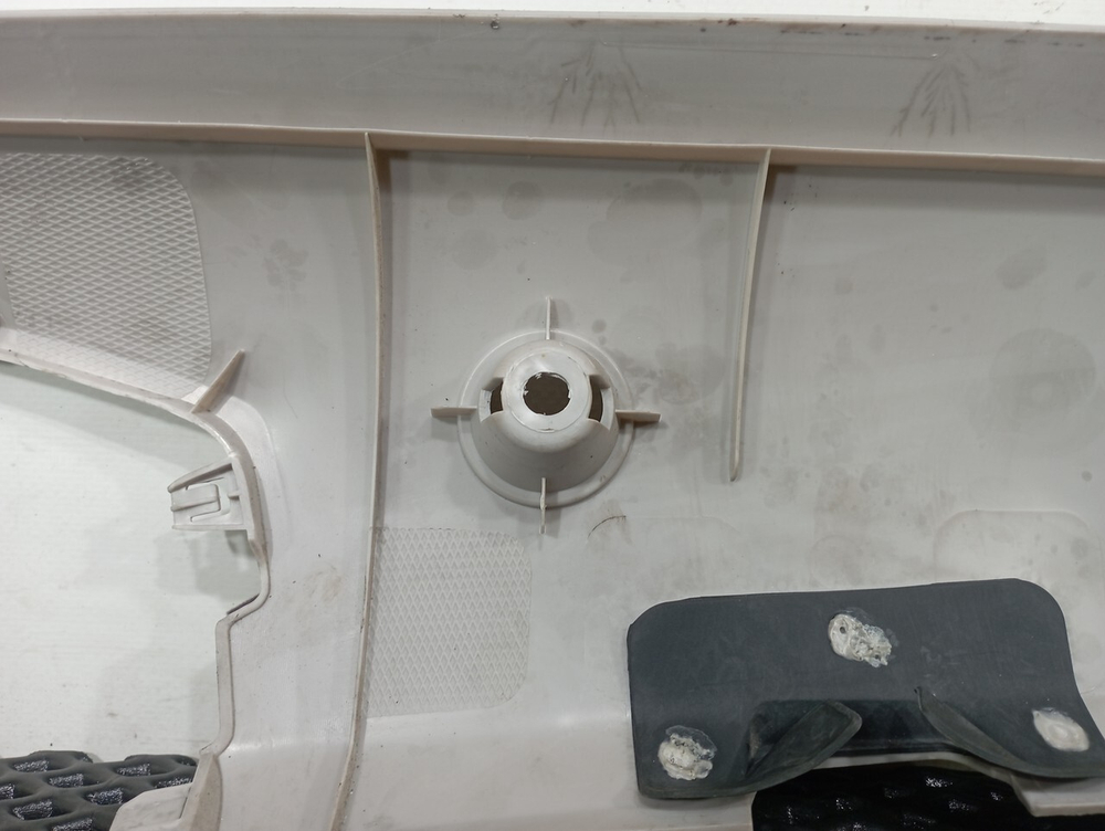 Накладка стойки салона левая 2023г