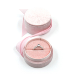 Футляр пластиковый с плюшевой отделкой внутри и снаружи.