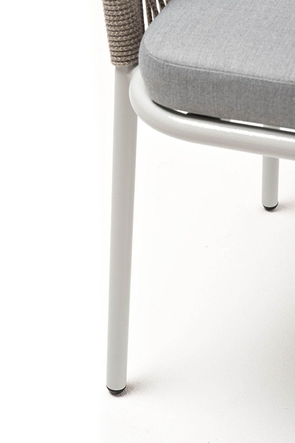 "Лион" стул плетеный из роупа, каркас алюминий светло-серый (RAL7035) муар, роуп серый меланж круглый, ткань светло-серая