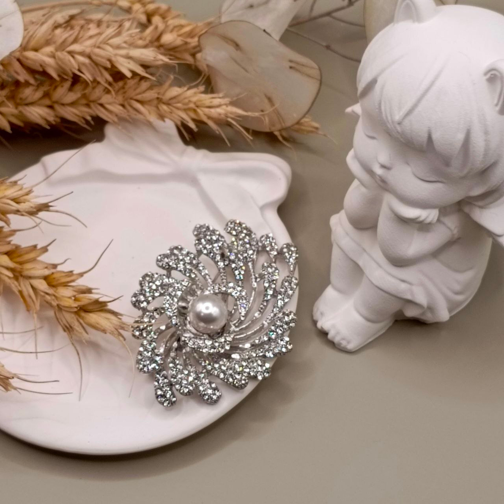 Брошь"Салют"объёмная, из цинкового сплава, с искусственным жемчугом и стразами.