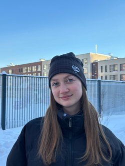 Шапка (чёрная с сердечком новая)