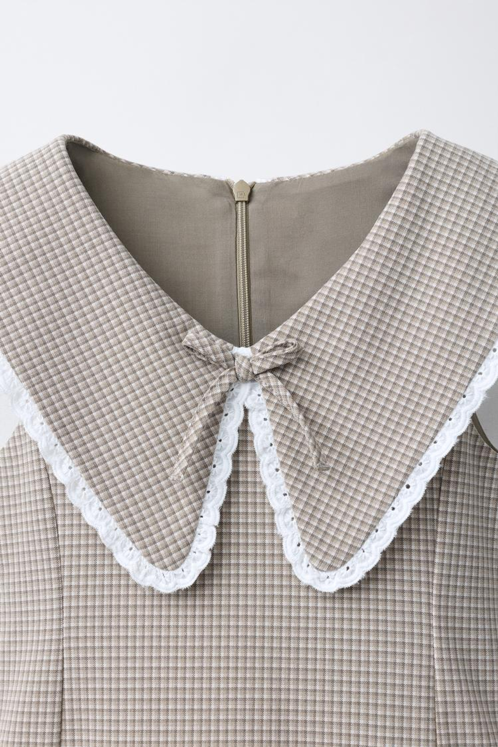 ZARA ПЛАТЬЕ В КЛЕТКУ С ВОЛАНАМИ И КРУЖЕВОМ, БЕЛЫЙ/СЕРЫЙ