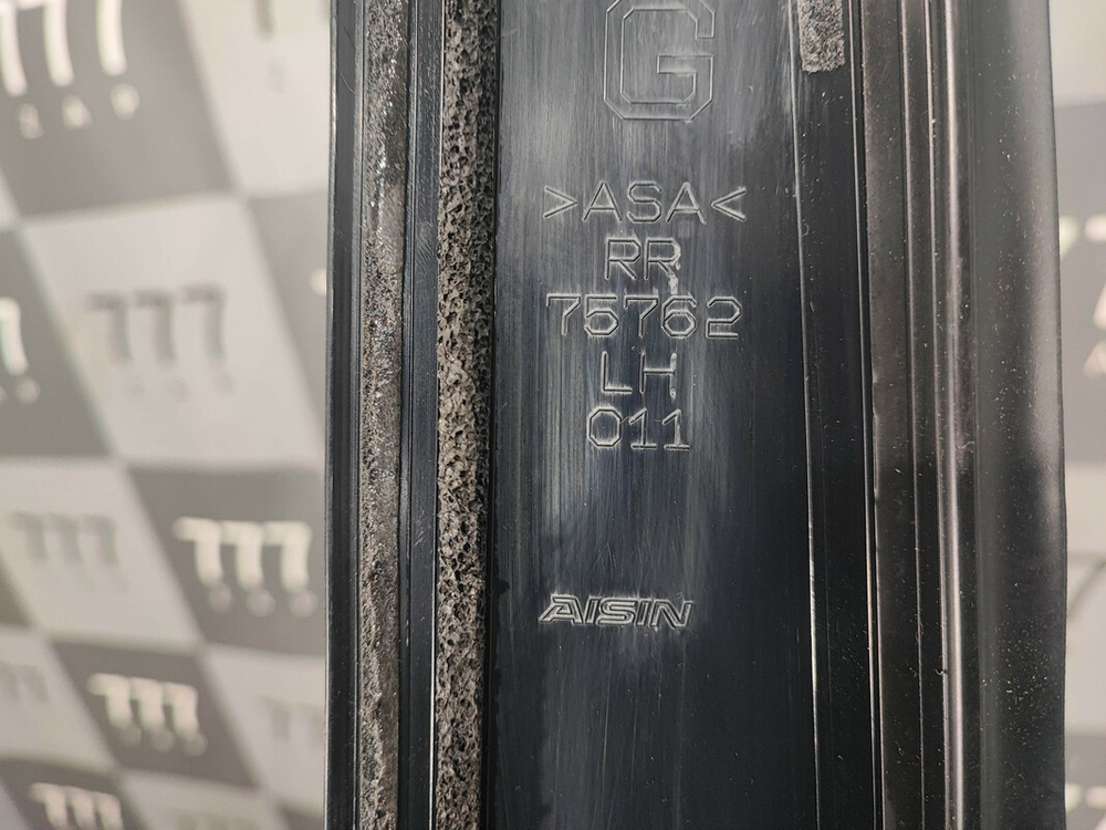 Накладка двери задней левой Toyota Camry (XV70) 17-нв Б/У Оригинал 7576233090