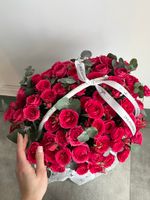 Цветочная корзина из розовых кустовых роз и эвкалипта размер M