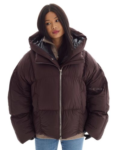 Объемный шоколадный пуховик со съемной манишкой-капюшоном