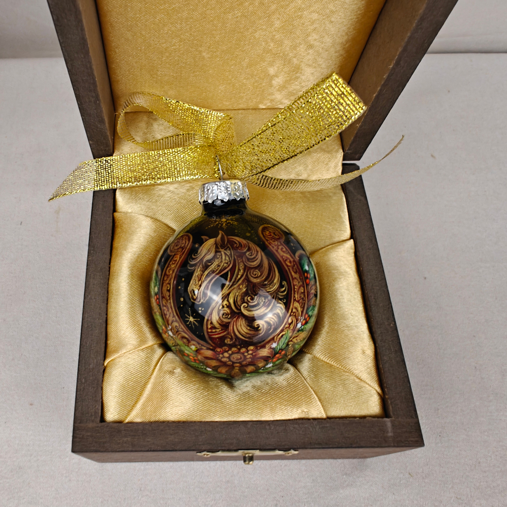 Шар новогодний с ручной росписью Палех "Конь с подковой" малый