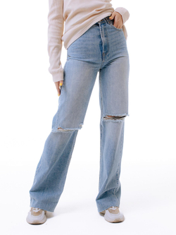 Женские голубые джинсы с высокой посадкой и разрезами на коленях
