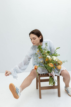 Премиальный букет с французскими тюльпанами и белыми каллами купить в Москве с доставкой