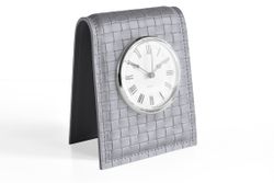 настольные часы из кожи серые как bottega veneto