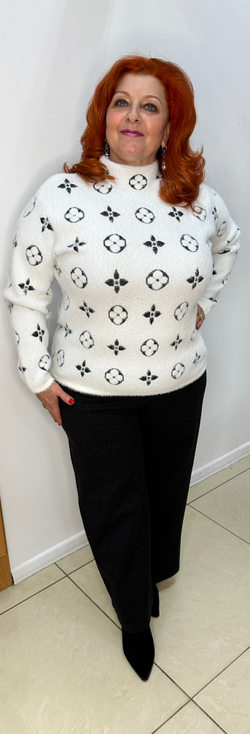 Белый джемпер с ворсинками и черным принтом