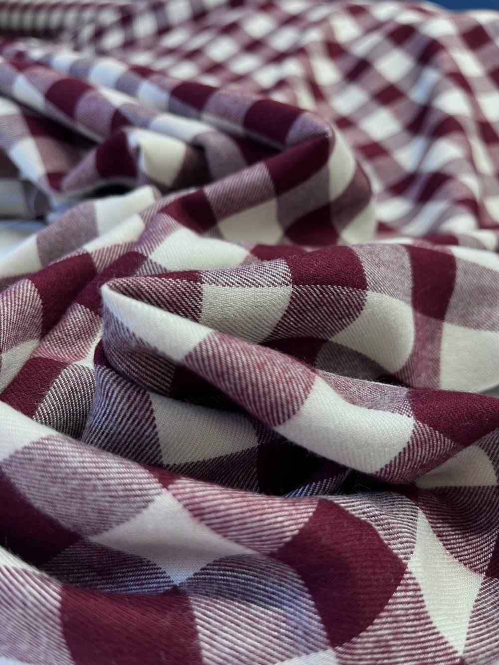 Вискоза в бело-вишневую клетку