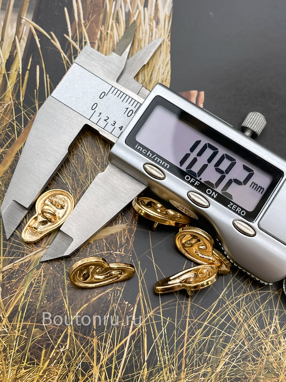 Пуговицы Скиапар. золотистые "Ухо"